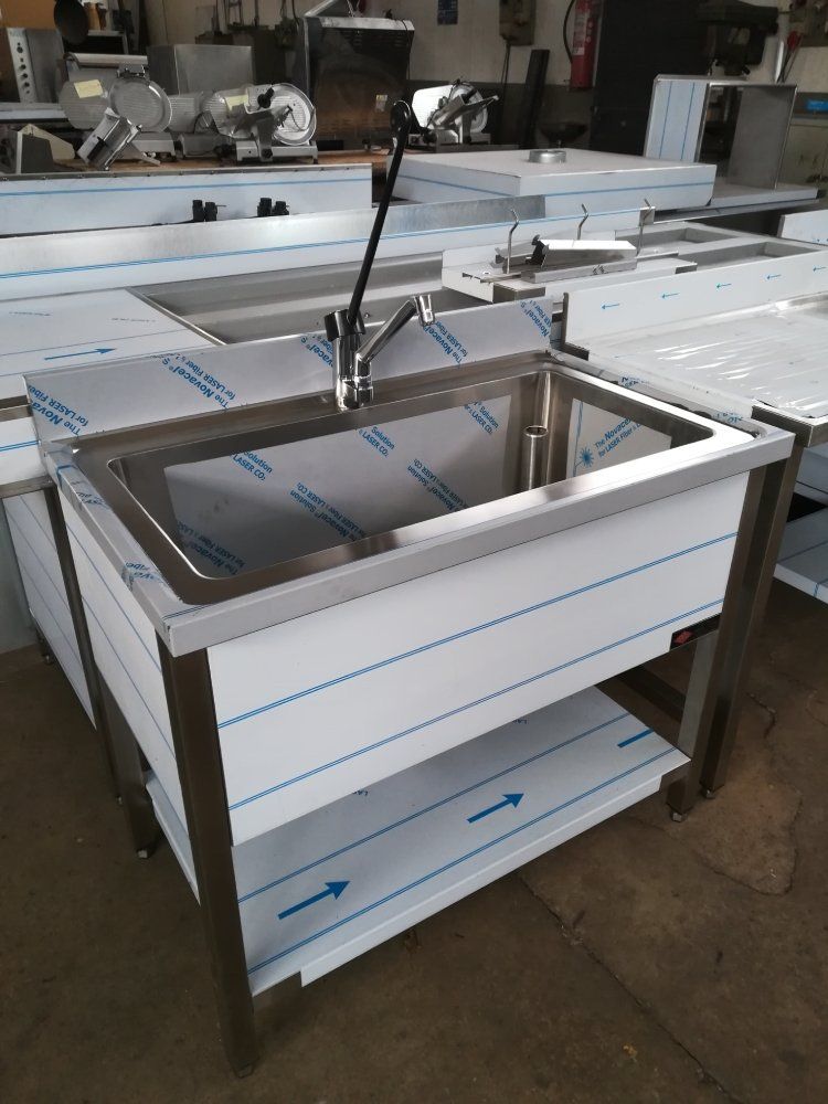 mobile con lavandino rettangolare in acciaio