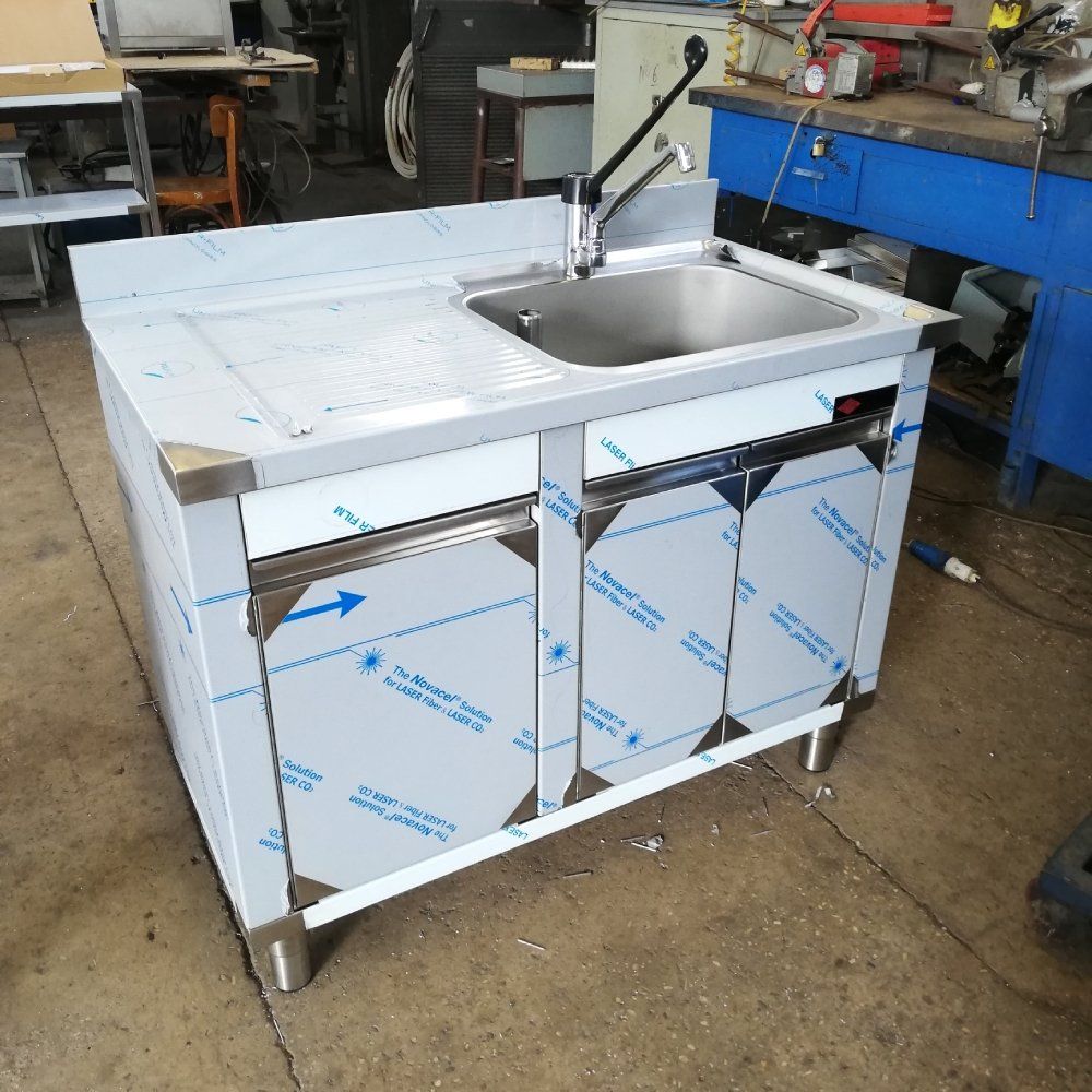 piano in acciaio con lavandino e sportelli in basso