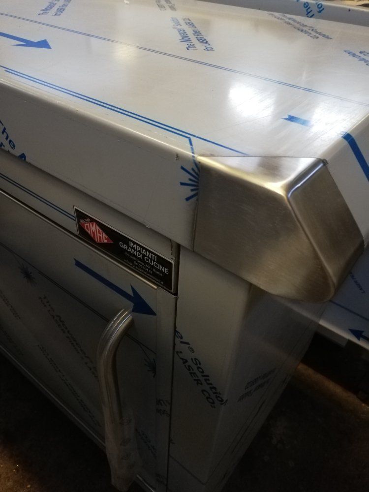 spigolo di piano in acciaio per cucina industriale