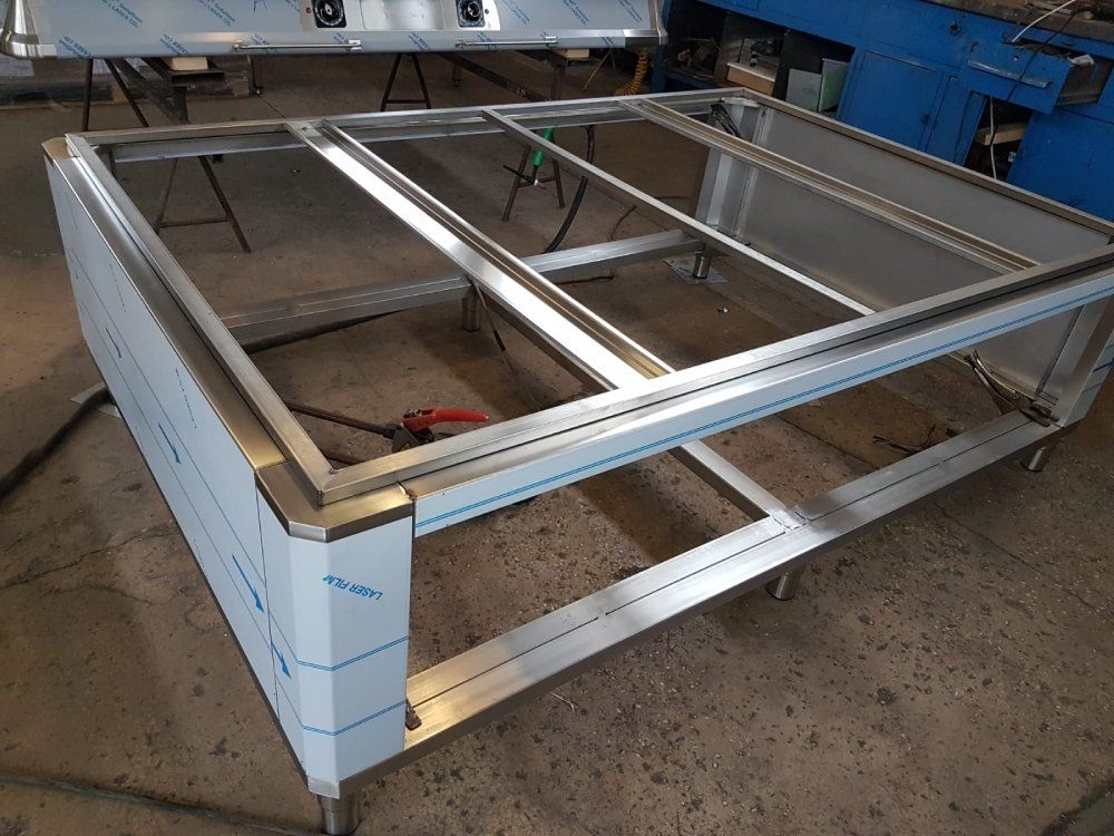 mobile in acciaio per cucina industriale in costruzione