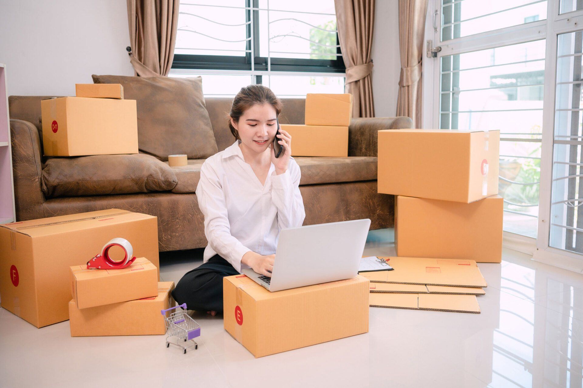 A Woman Calling Someone On The Phone – Virginia Beach, VA – A Friendly & Affordable Mover