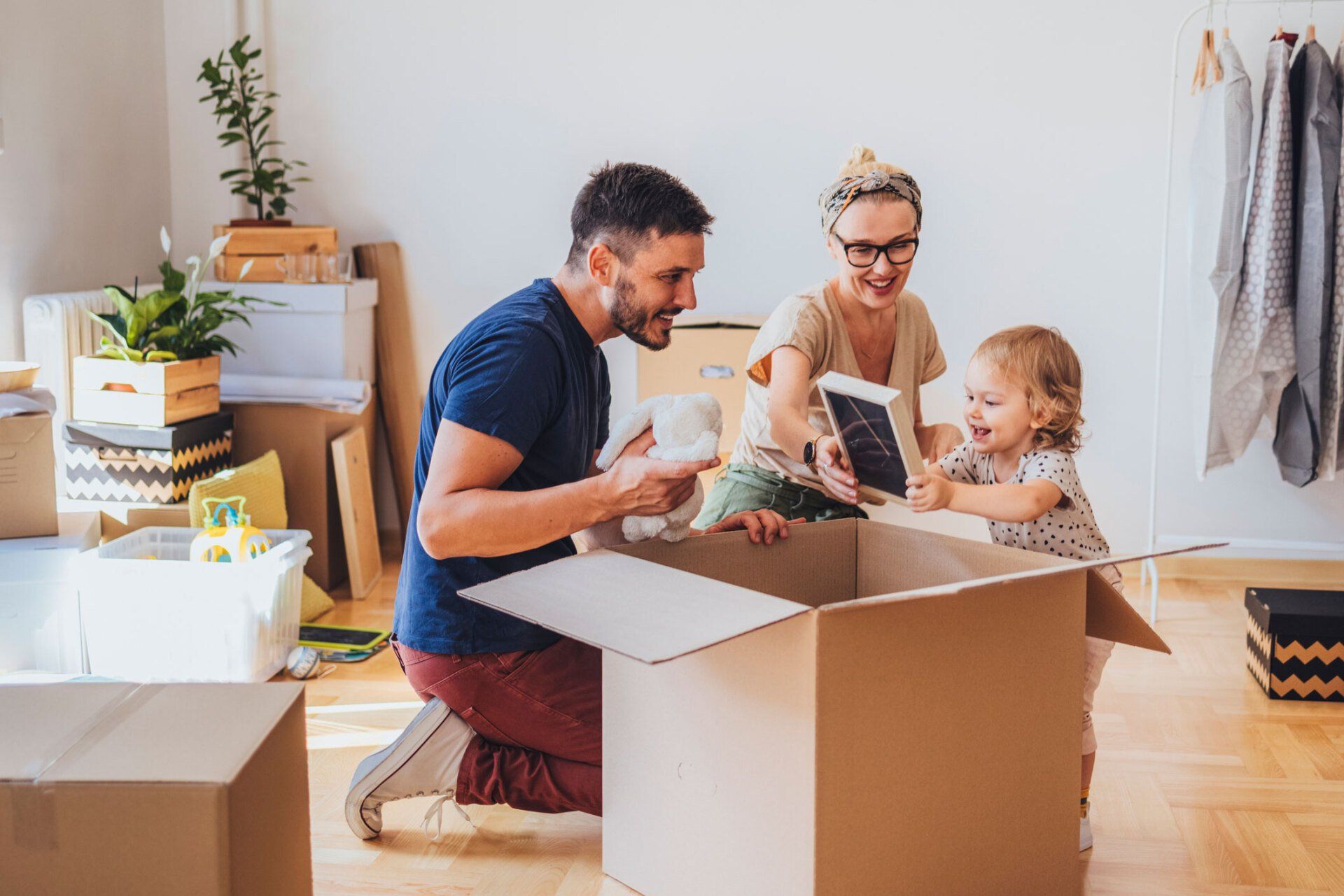 Happy Family Unboxing Parcel – Virginia Beach, VA – A Friendly & Affordable Mover