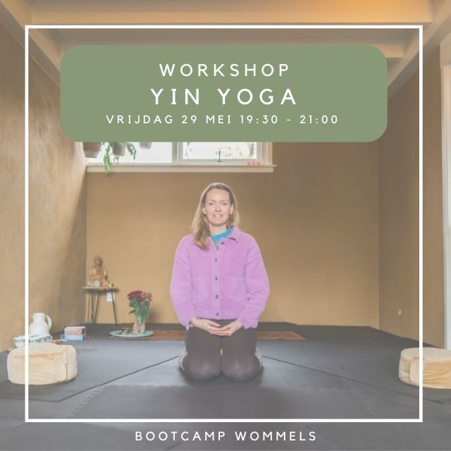 Workshopposter met een afbeelding van een vrouw die op een mat in een yogaruimte zit, met de tekst 
