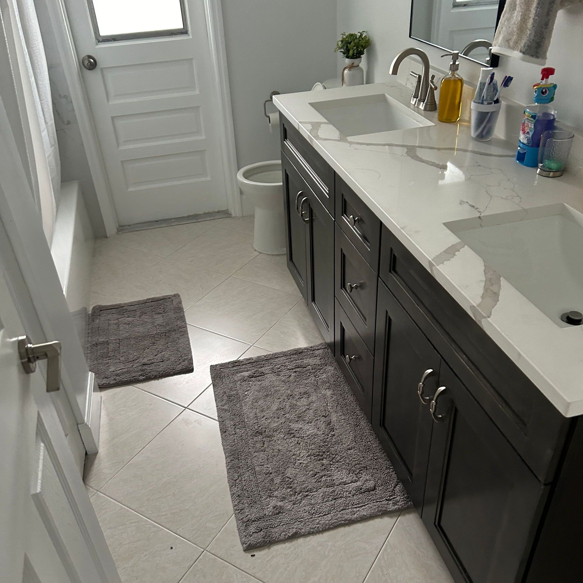 A bathroom with two sinks and a toilet