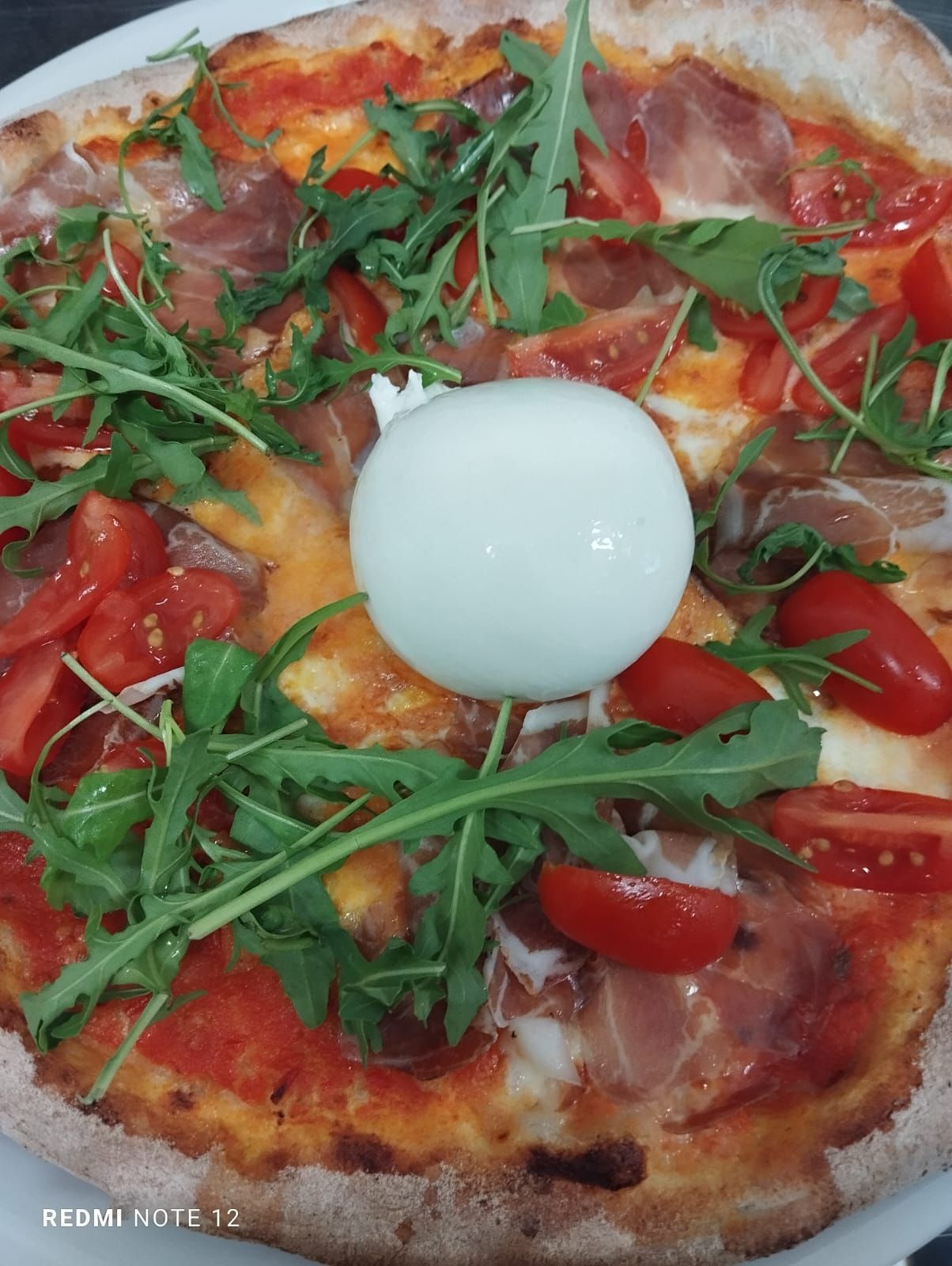 pizza con pomodorini, rucola e burrata