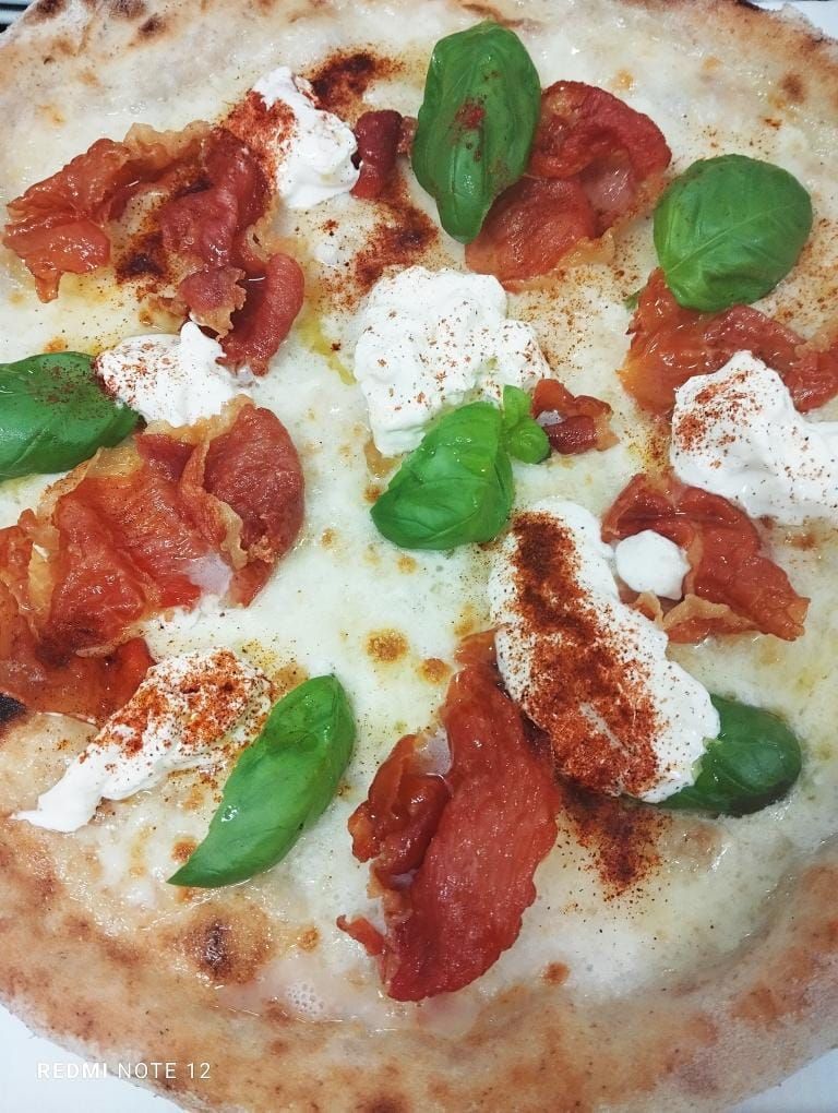 pizza bianca con pomodorini e stracciatella