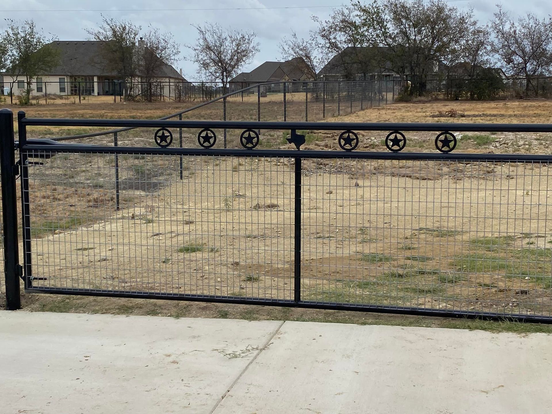 A black gate with a texas flag on it