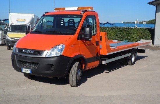 carro attrezzi di colore arancione