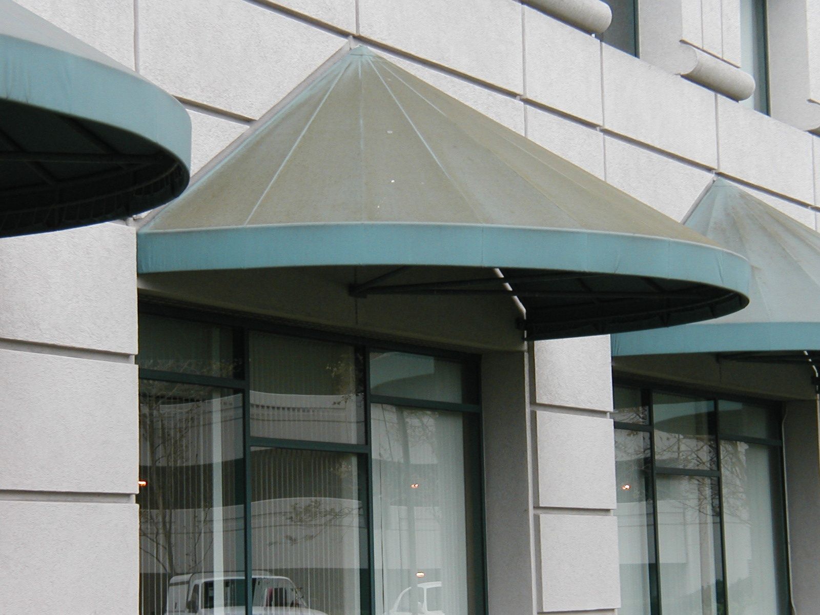 A store front with a sign that says before chique je