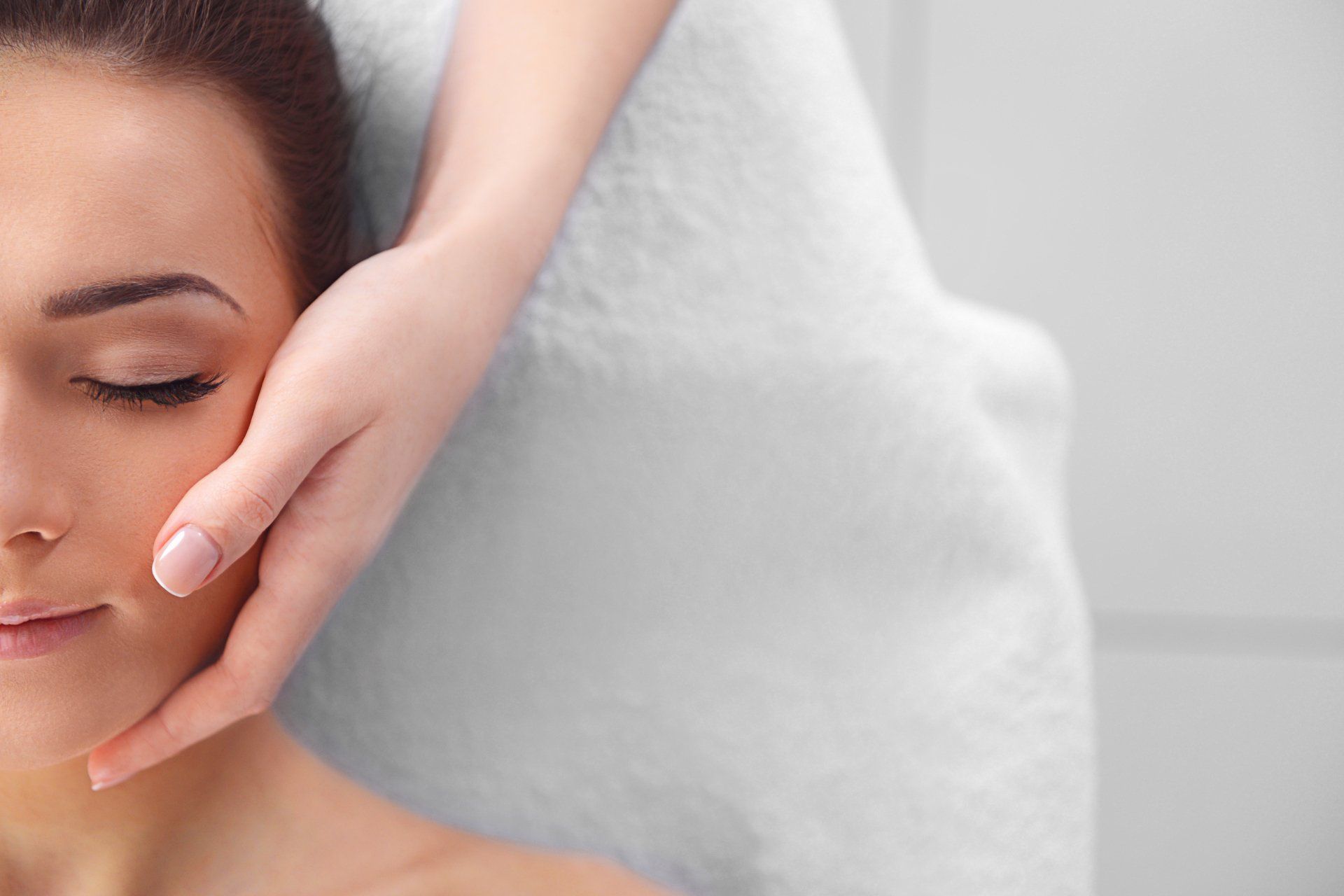 Sejas ādas tīrīšana, Klasiskā sejas procedūra ar relaksējošu masāžu, Klasiskā sejas procedūra ar aroma ēterisko eļļu masāžu, Pretnovecošanās sejas procedūra ar liftinga masāžu, Klasiskā sejas procedūra, ampula, Sejas masāža