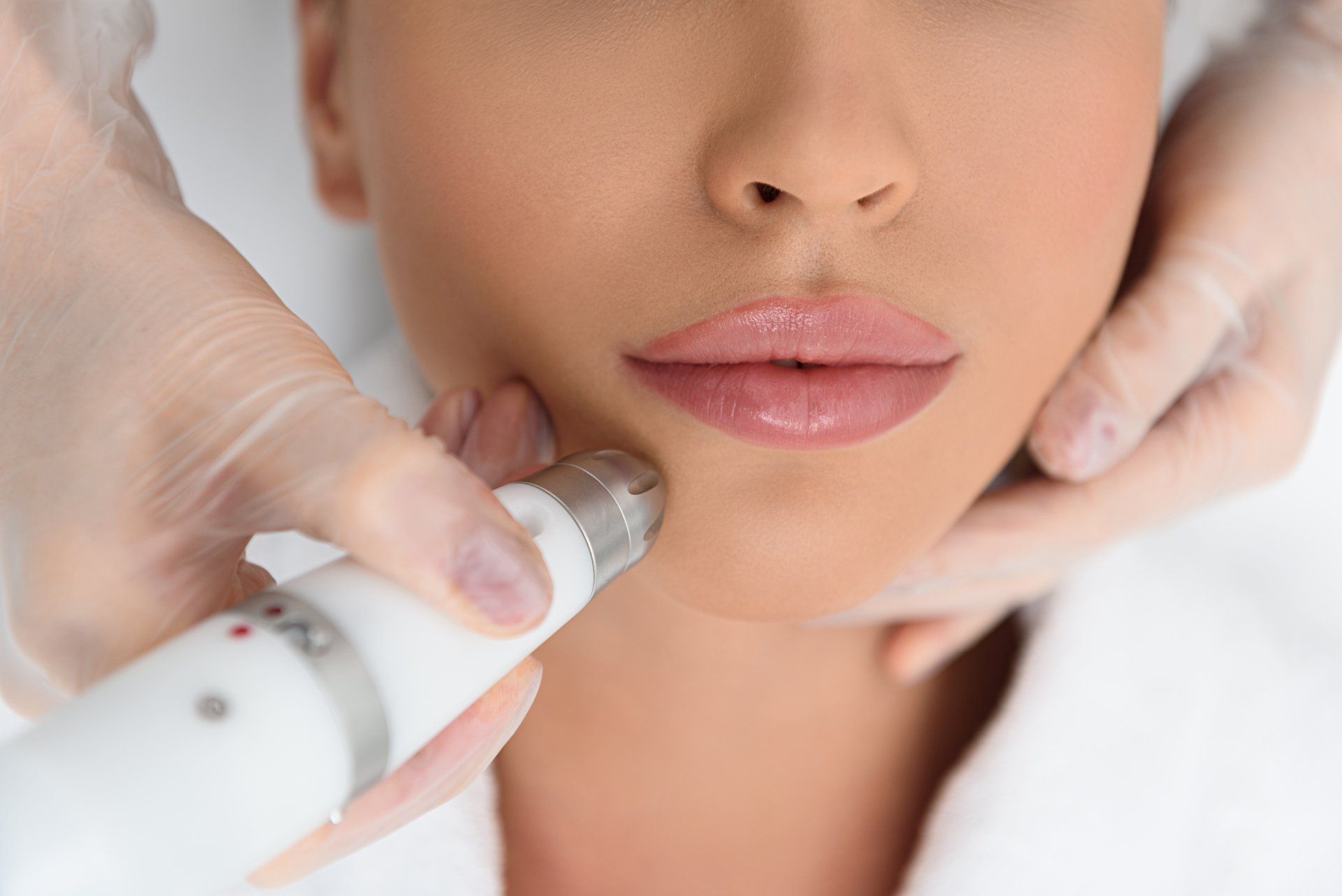 Sejas ādas mitruma noteikšana, Sejas ādas mikrodermabrāzija ar limfodrenāžu, Mini Anti-Age sejas procedūra ( dermabrāzija, limfodrenāža, ampula, ultraskaņa), Anti-Age , radiofrekvences sejas liftings un skulpturēšana