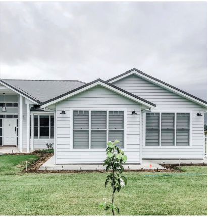 Two vintage identical double hung windows — Windows in Tamworth, NSW