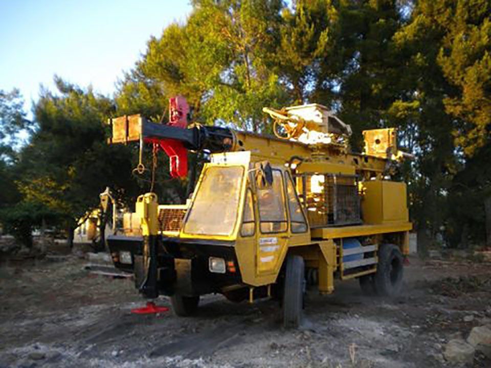 mezzo per trivellazioni di pozzi artesiani in Puglia