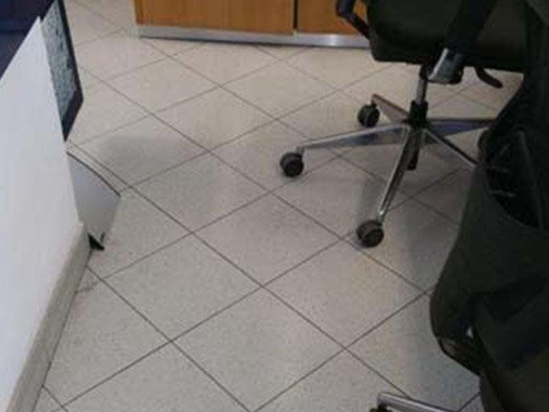 pulizia pavimento ufficio