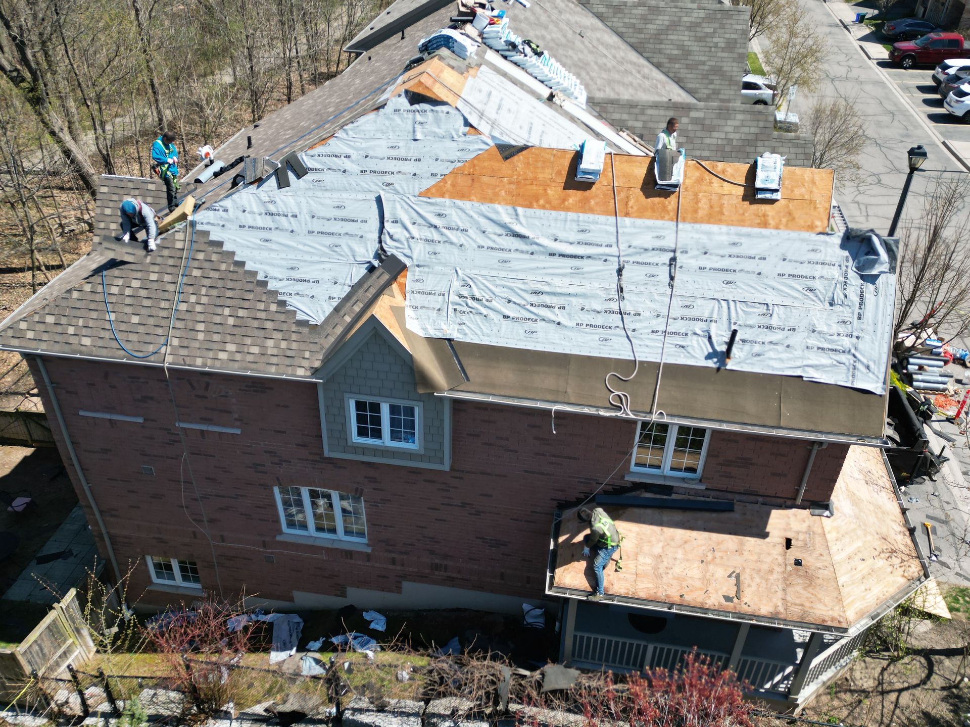 expert roofers installing a residential roof