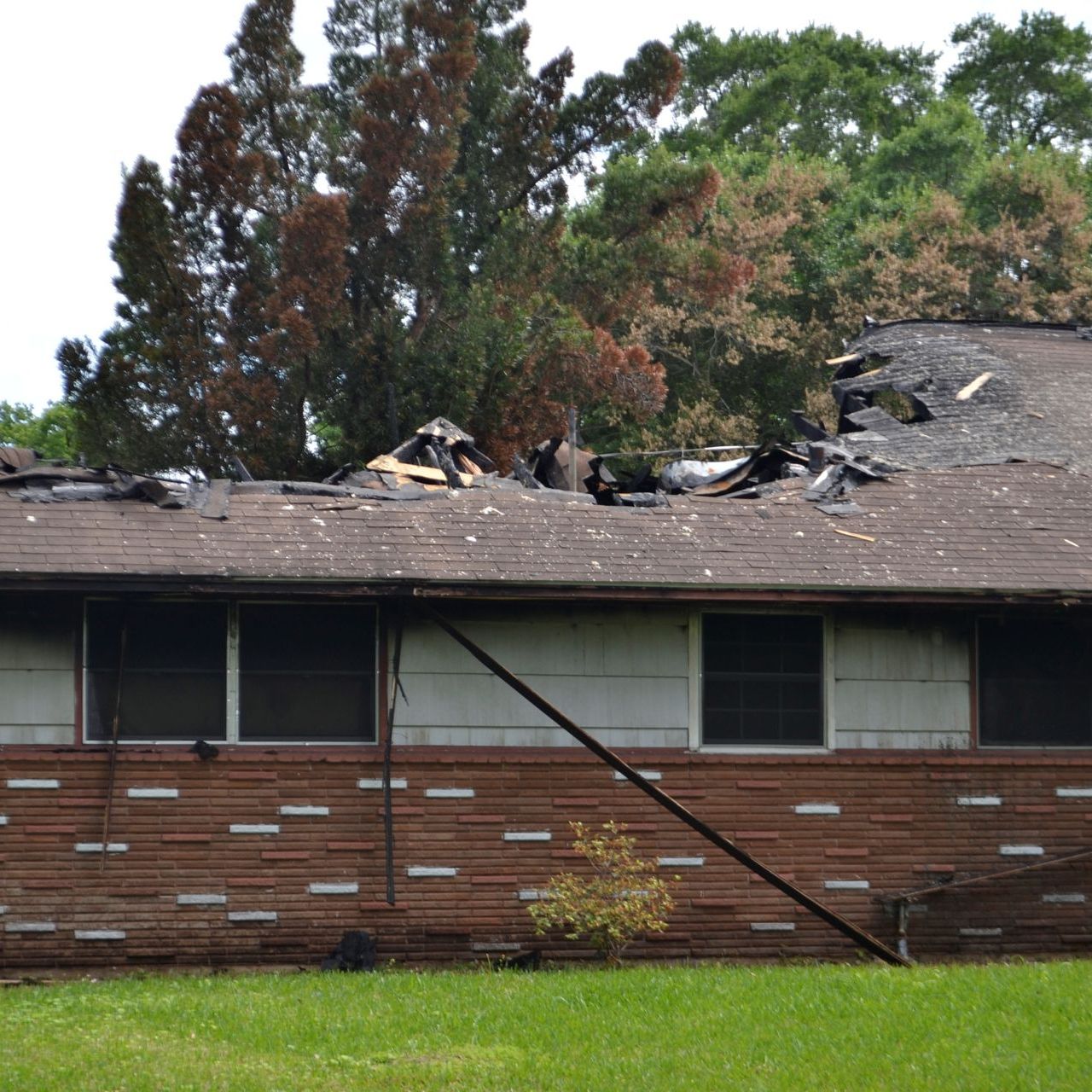 A house with a roof that has been damaged by a fire