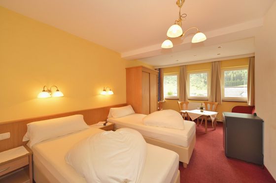 Einzelbetten im Zimmer vom Hotel  Viktoria Garni in St. Anton am Arlberg
