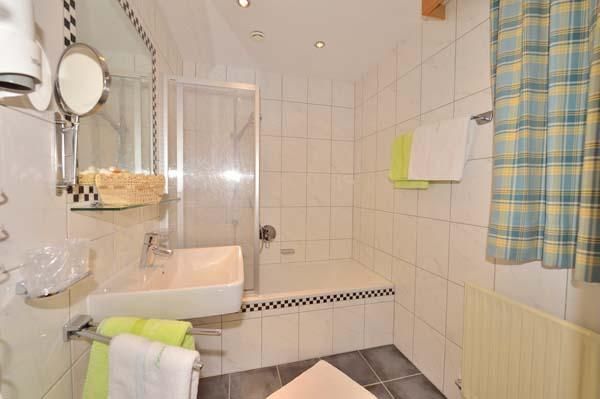 Bad im Appartement vom Hotel  Viktoria Garni in St. Anton am Arlberg