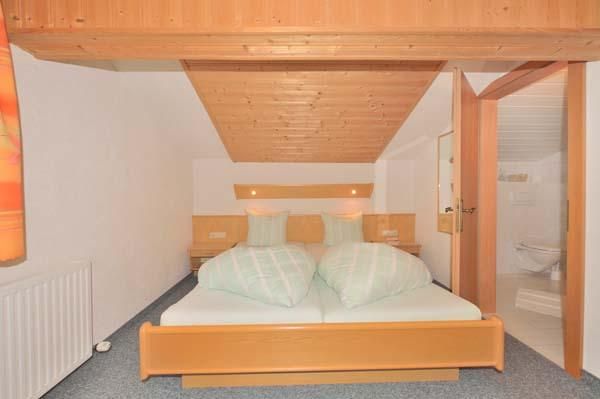 Doppelbett im Appartement vom Hotel  Viktoria Garni in St. Anton am Arlberg