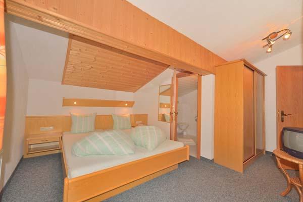 Bett im Appartement vom Hotel  Viktoria Garni in St. Anton am Arlberg