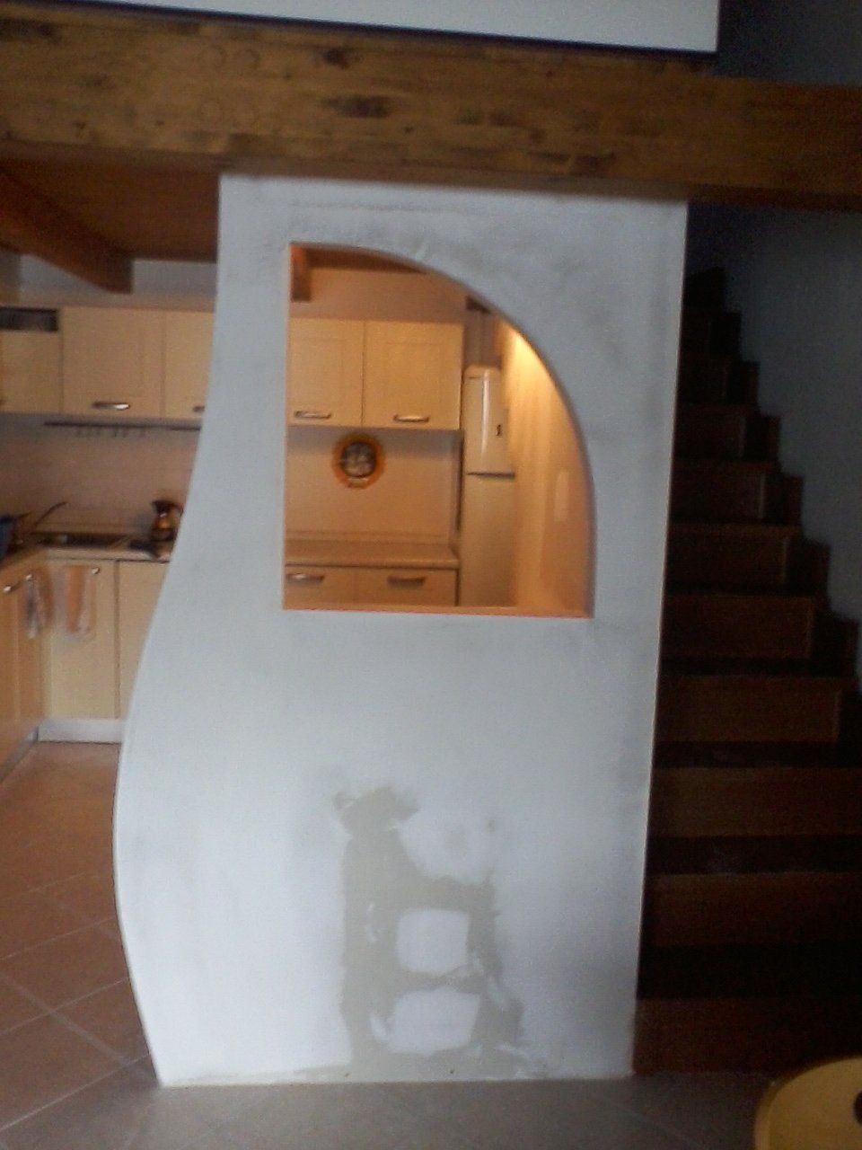un muro in cartongesso con una finestrella in una cucina