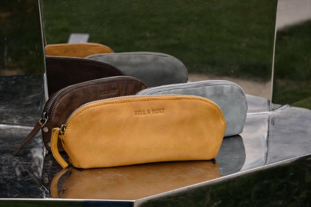 Auf einem Spiegel liegen mehrere Brieftaschen.