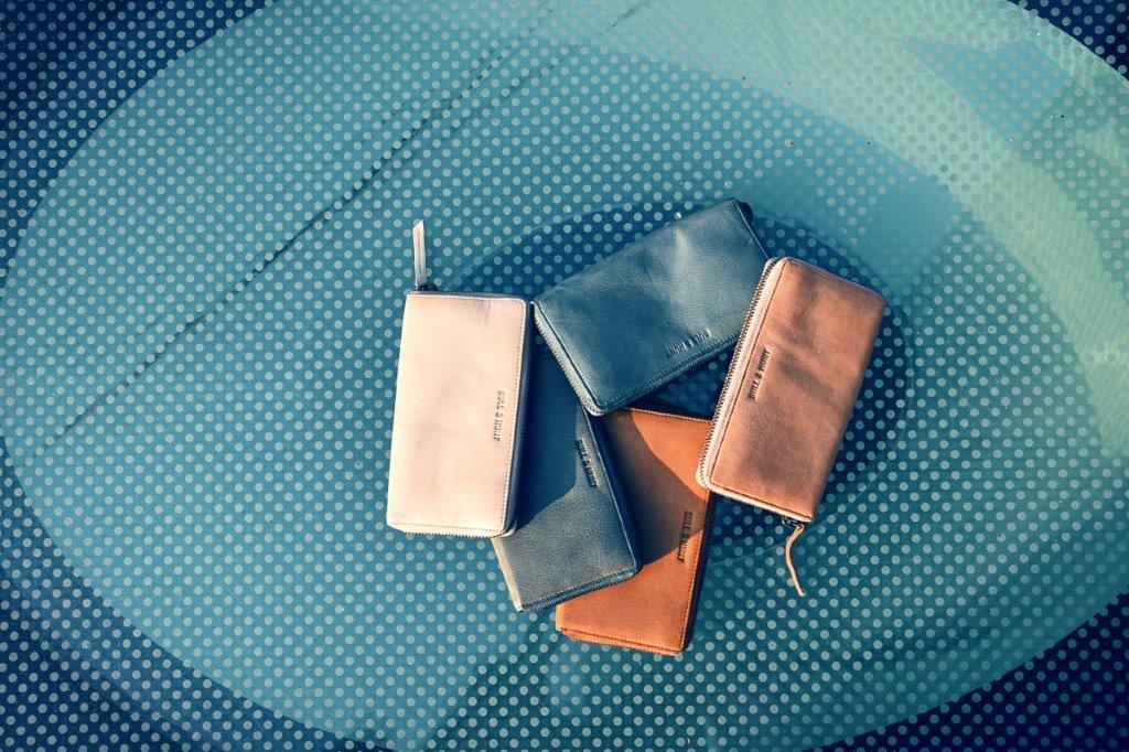 Auf einem Tisch liegen mehrere Brieftaschen übereinander.