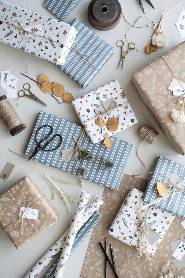 Ein Tisch voller verpackter Geschenke und Scheren.