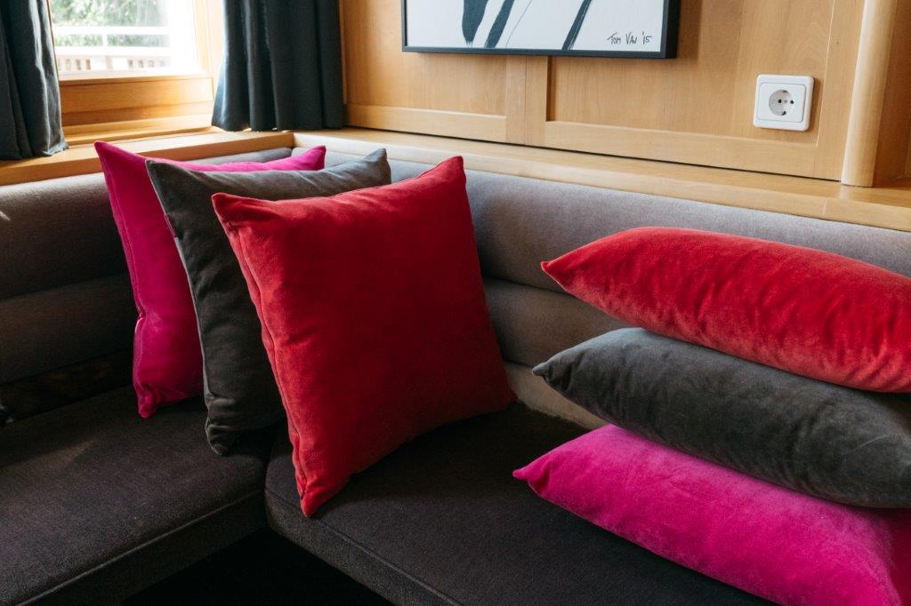 Ein Sofa mit vielen Kissen in einem Wohnzimmer.