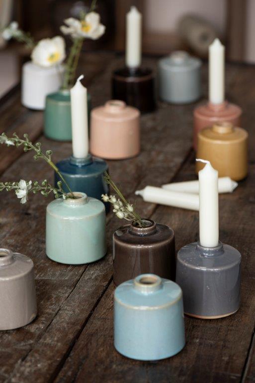 Ein Tisch mit Kerzen und Vasen darauf