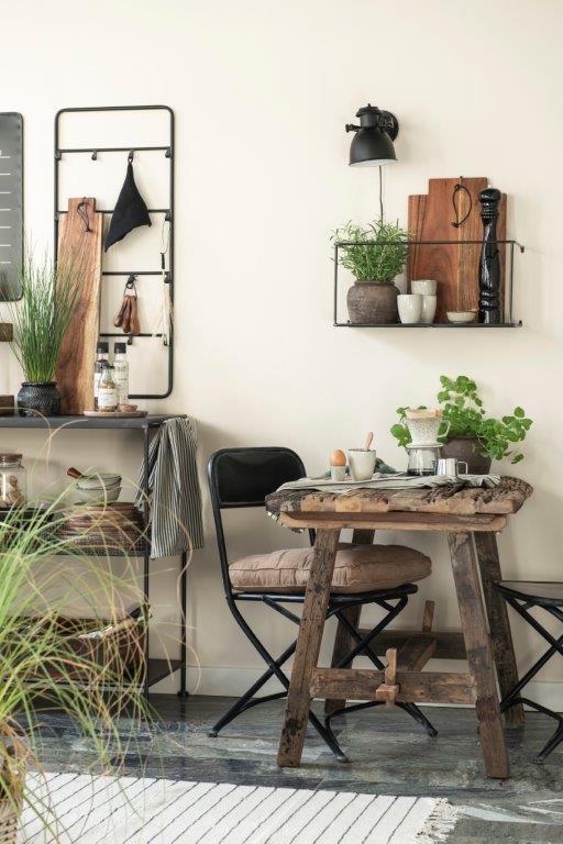 Im Zimmer gibt es einen Tisch und Stühle.