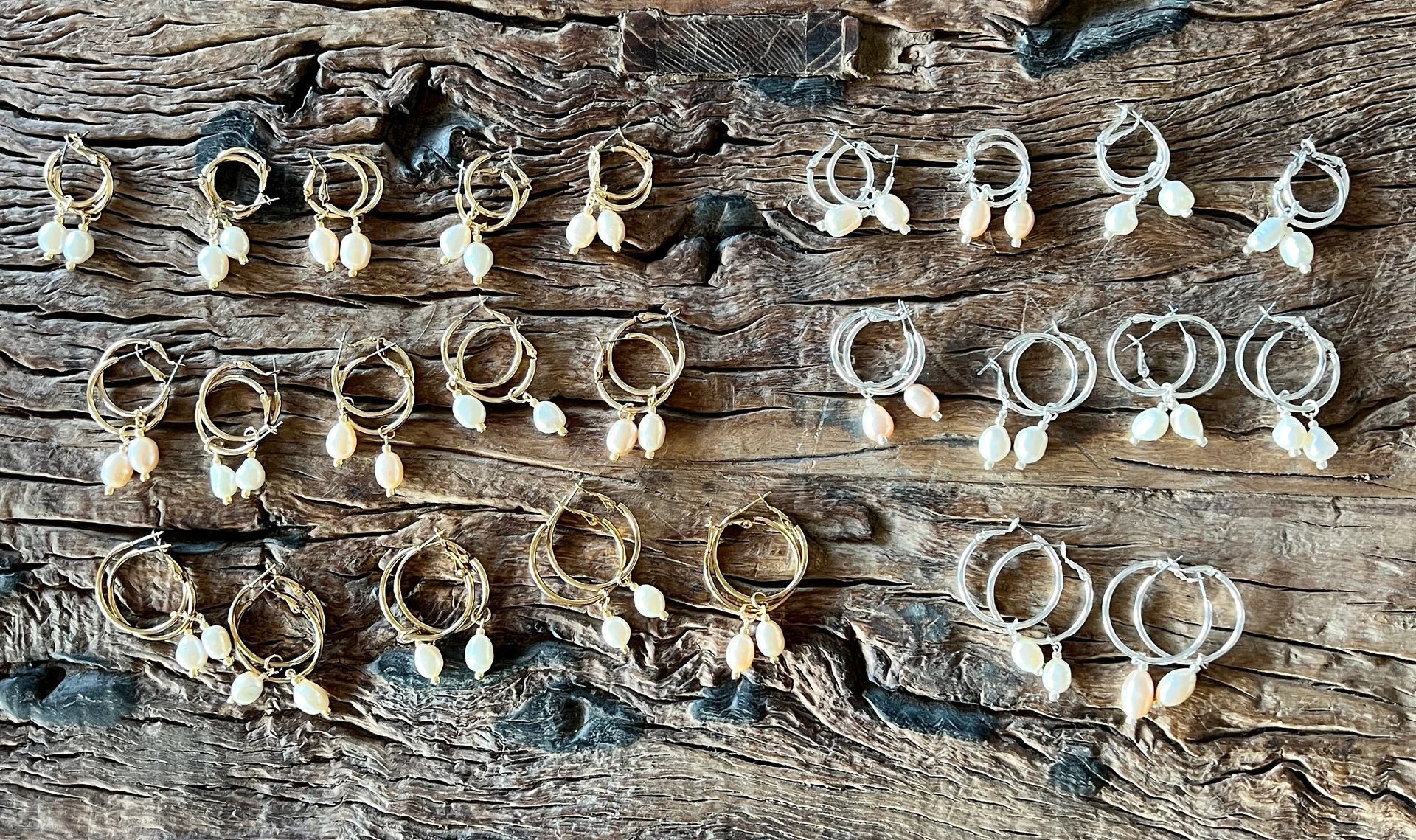 Auf einem Holztisch liegt ein Bündel Ohrringe.