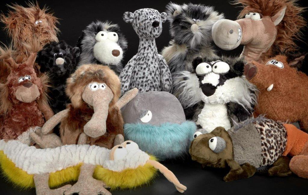 Eine Gruppe Stofftiere sitzt auf einem Tisch.