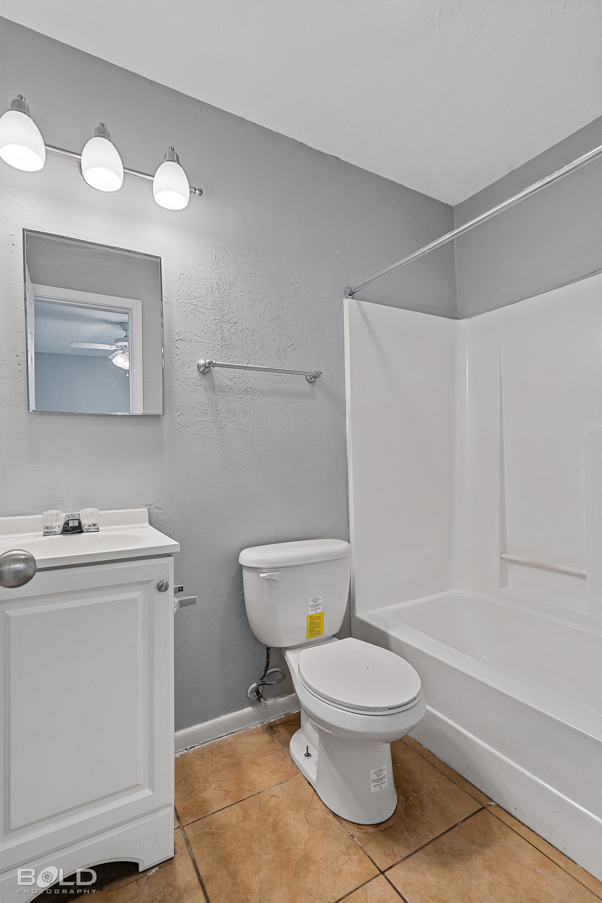 a bathroom with a toilet , sink , and bathtub .