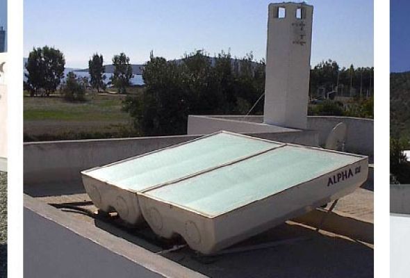 Soggiorno e cucina con divano componibile di colore chiaro, pavimenti in legno e isola con sgabelli da bar.