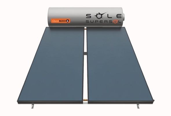 Moderno ufficio con scrivanie bianche, sedie nere e ampie finestre. Pianta in vaso sul davanzale.