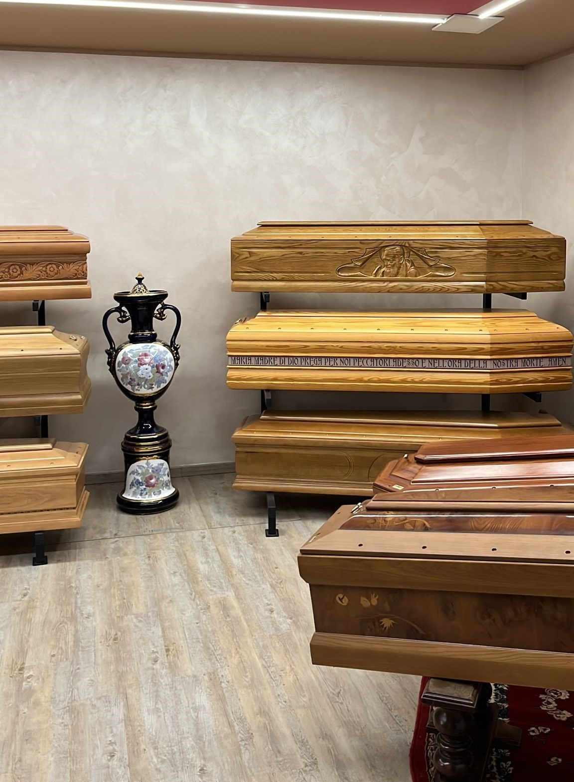 Esposizione di bare di legno nell'agenzia di onoranze funebri Olivero.