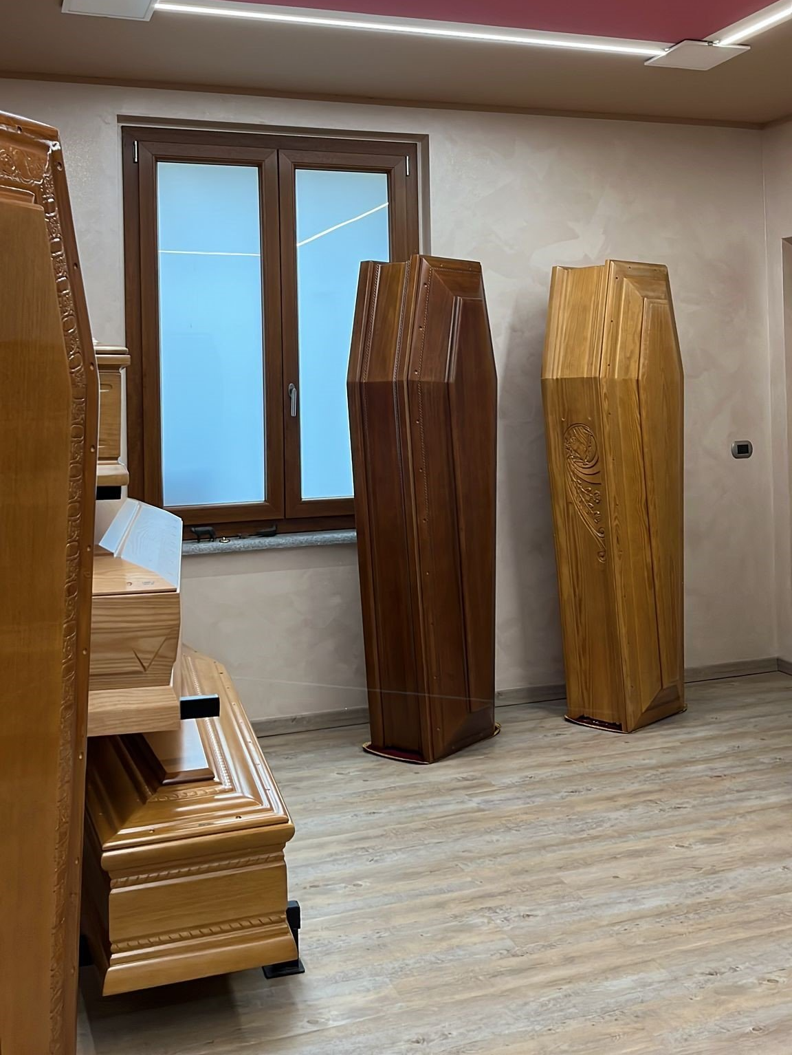 Esposizione di bare di legno nell'agenzia di onoranze funebri Olivero.