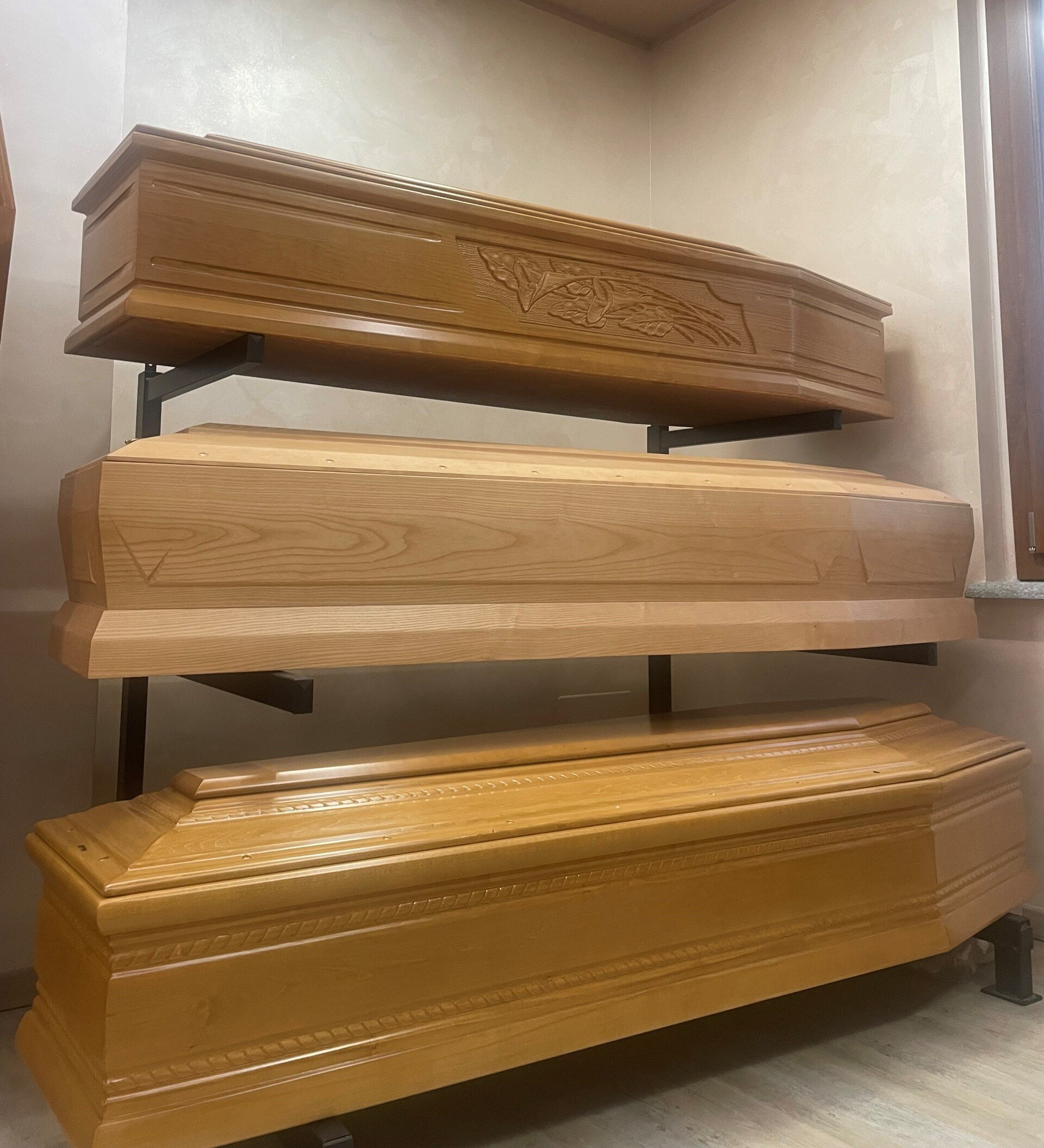 Esposizione di bare di legno nell'agenzia di onoranze funebri Olivero.
