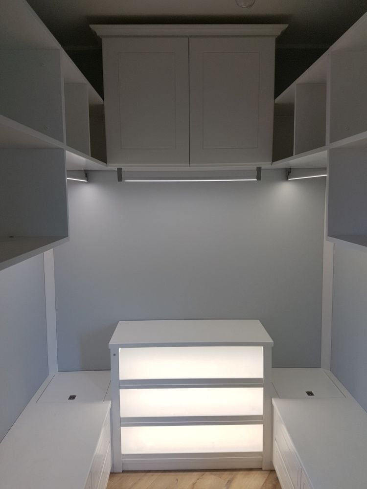 arredo zona notte  su misura in legno novi ligure