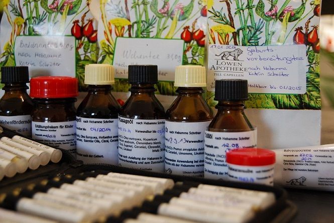 Alternative pflanzliche oder homöopatische Heilmittel.