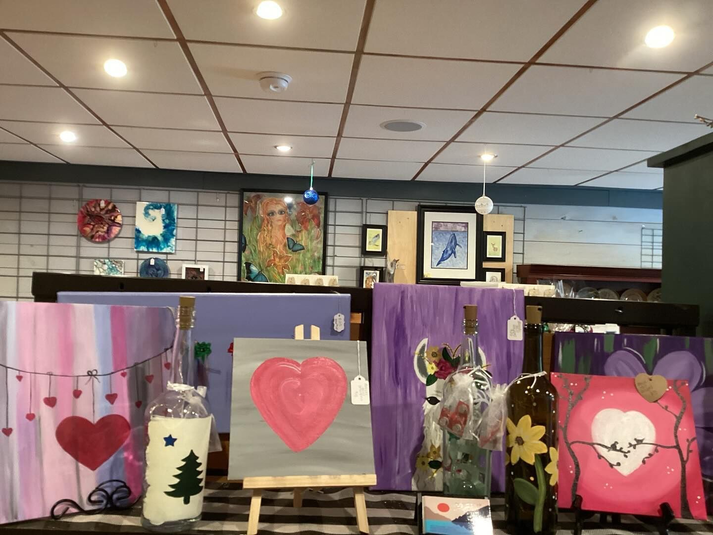 A painting of a heart is on an easel in a room