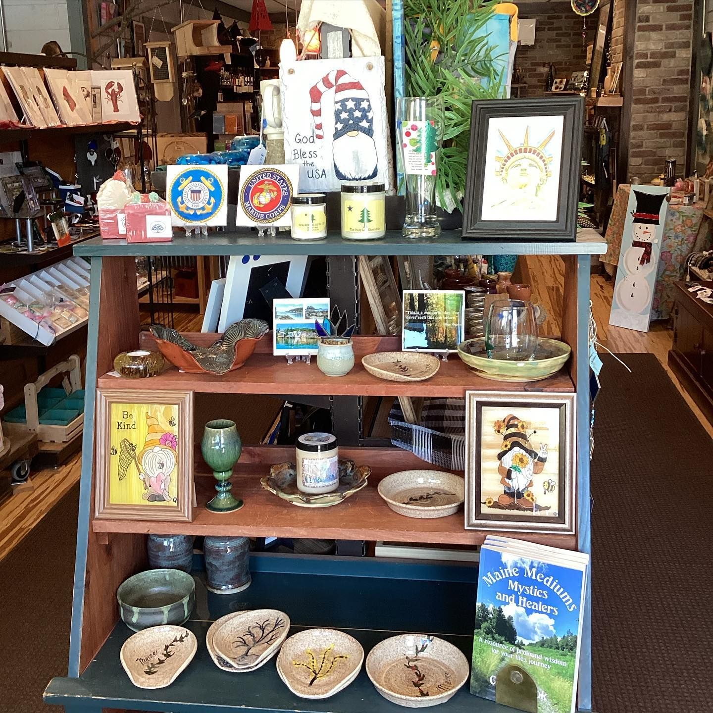 A shelf with a picture of the statue of liberty on it
