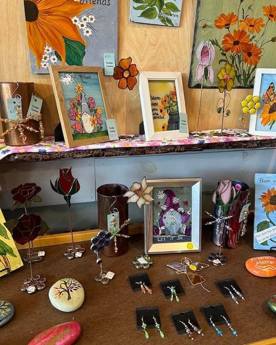 A table with a lot of flowers on it