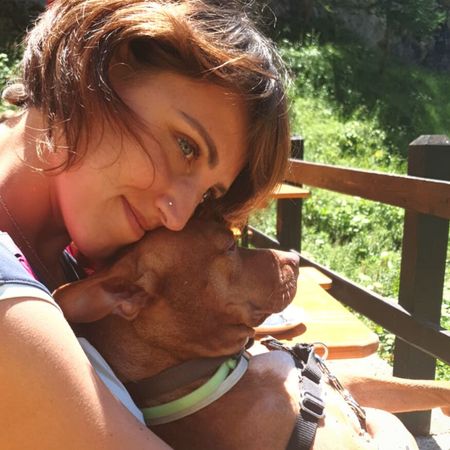 Giorgia e il suo cane Flo, immerse nelle natura mentre si coccolano.