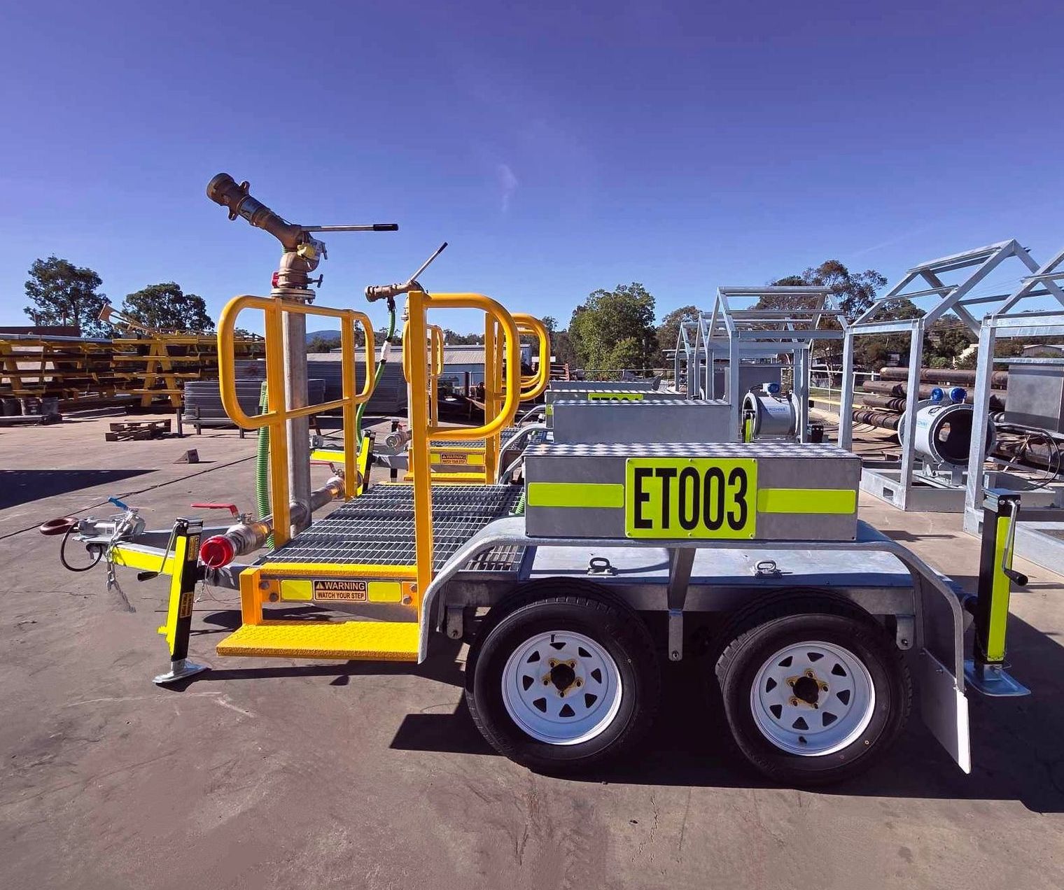 A trailer with the number et003 on it