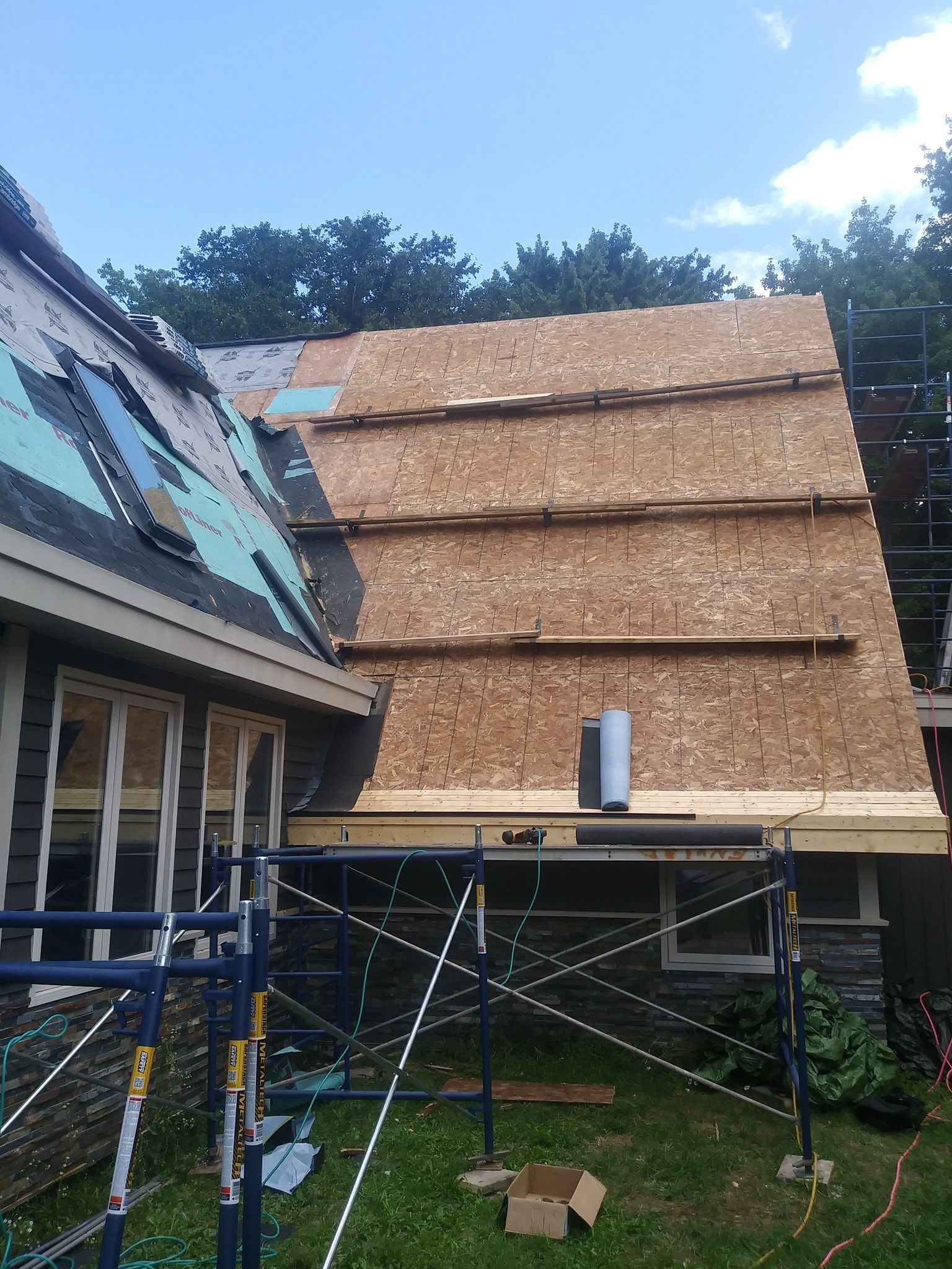 A house with a wooden roof is being built.