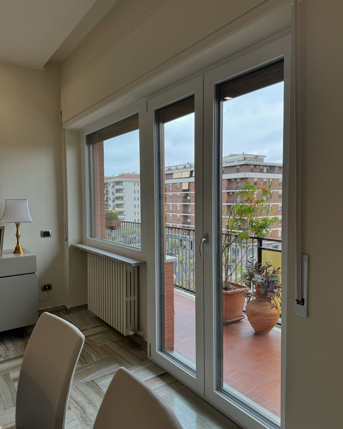 Una sala da pranzo con porte scorrevoli in vetro che conducono a un balcone