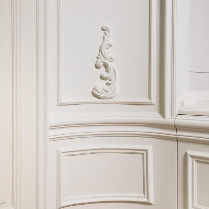 Primo piano di un muro bianco con un intaglio.