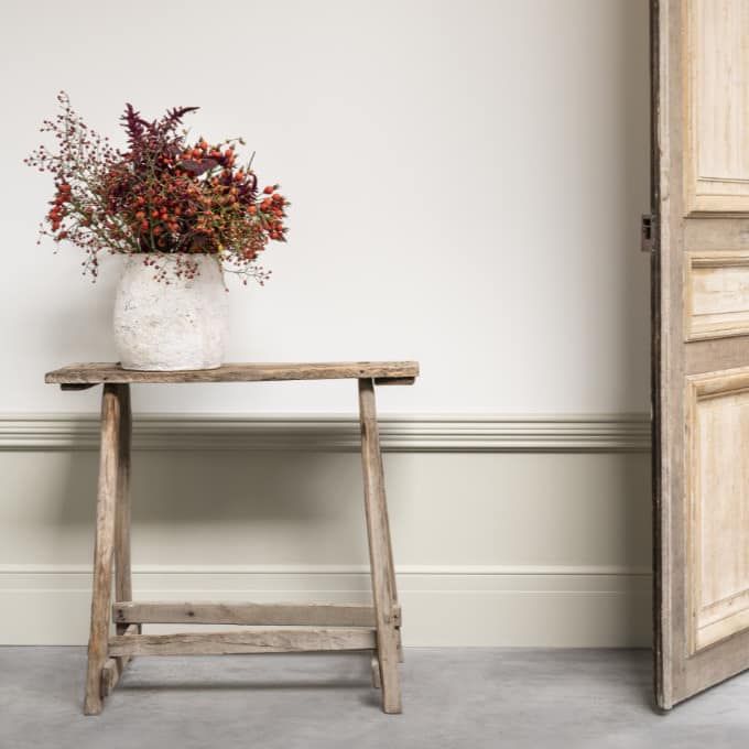 Un tavolo di legno con un vaso di fiori sopra